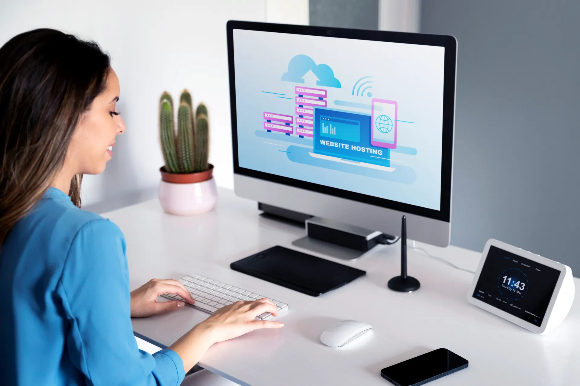 IT support specialist working at computer — CarpaThin Logic remote services