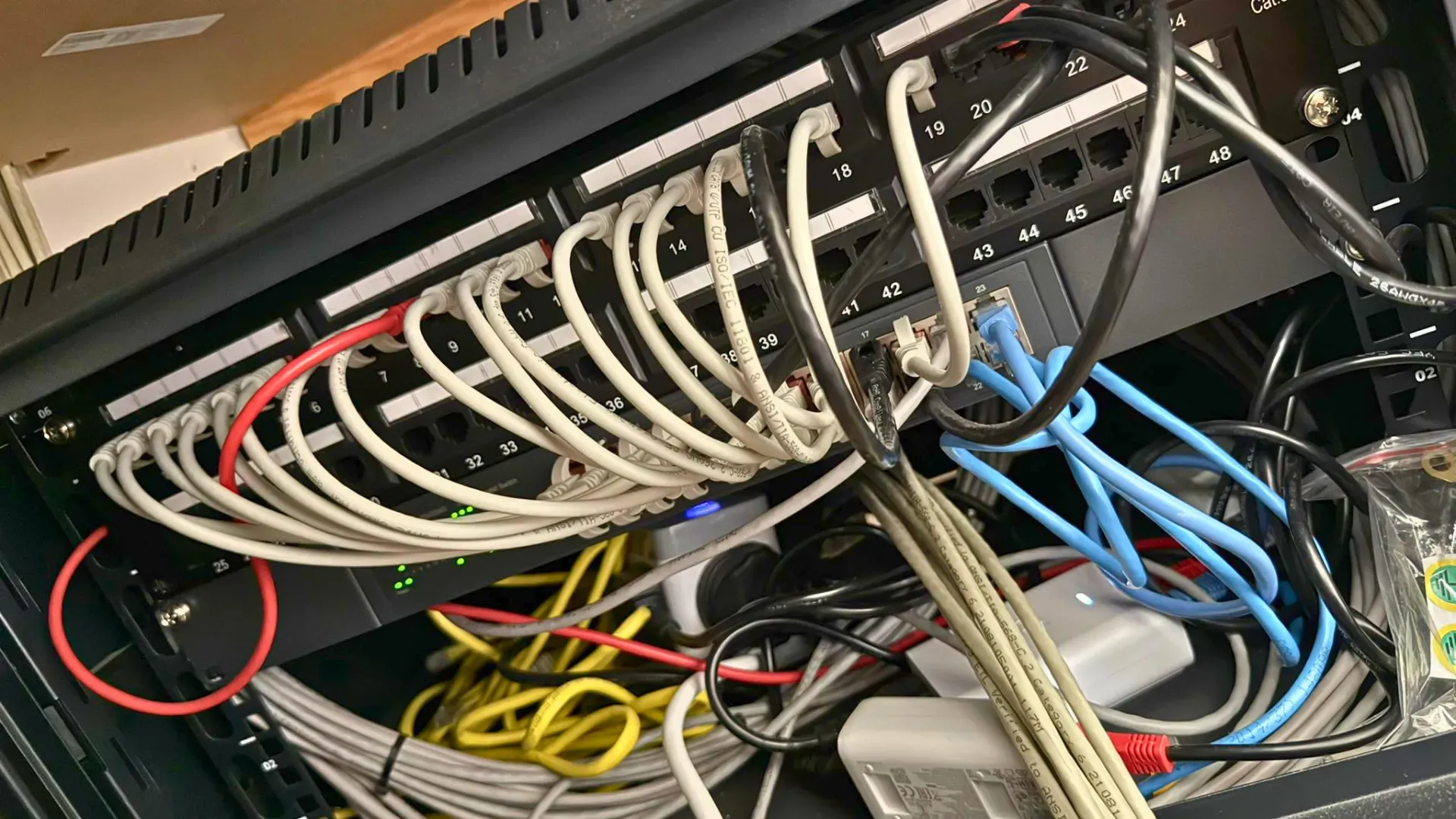 Network infrastructure servers and cables — CarpaThin Logic LAN WLAN solutions